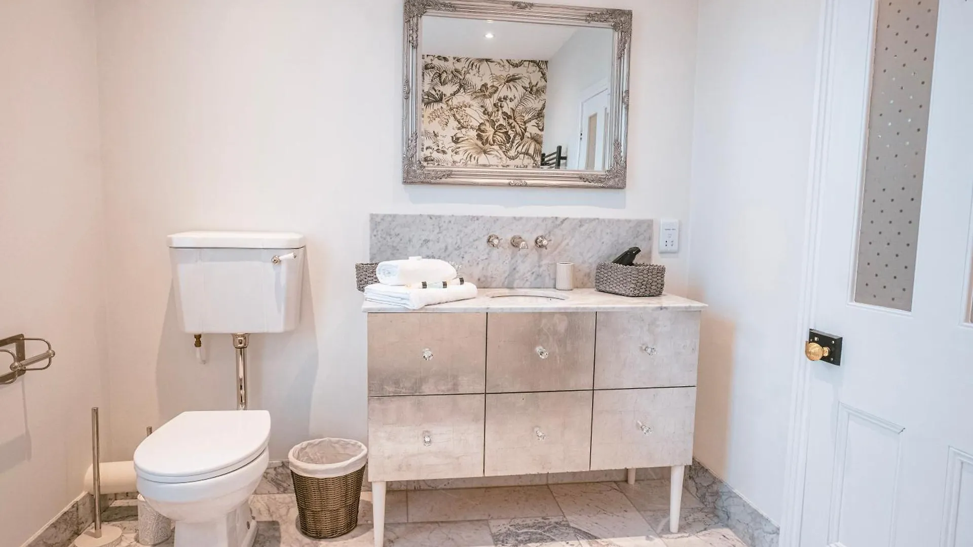St Michaels Town House - Elegant And Large Holiday Home In The Heart Of Gloucester 0*,  United Kingdom