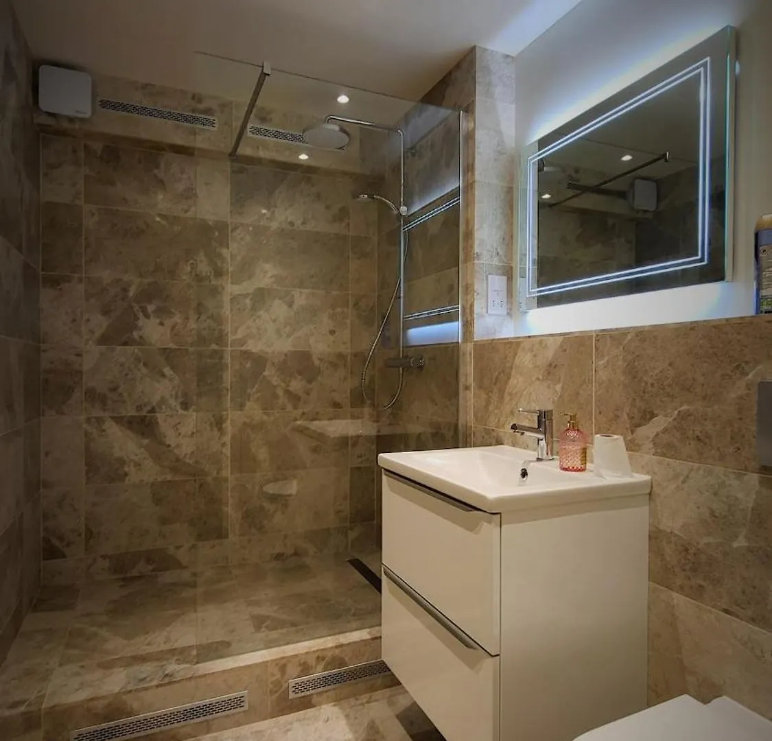 St Michaels Town House - Elegant And Large Holiday Home In The Heart Of Gloucester 0*,