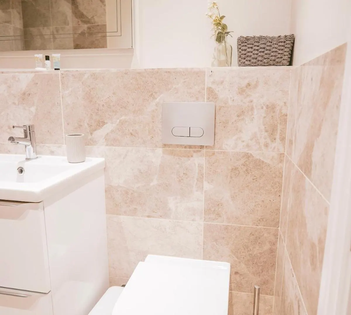 St Michaels Town House - Elegant And Large Holiday Home In The Heart Of Gloucester